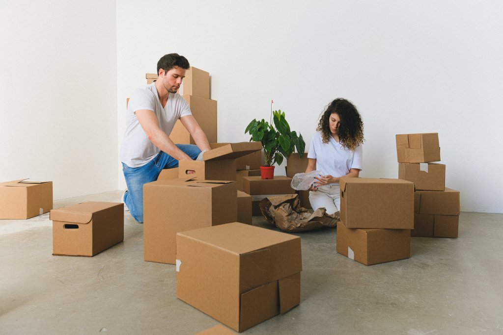 Moving support team member offering help and discussing a relocation plan with client